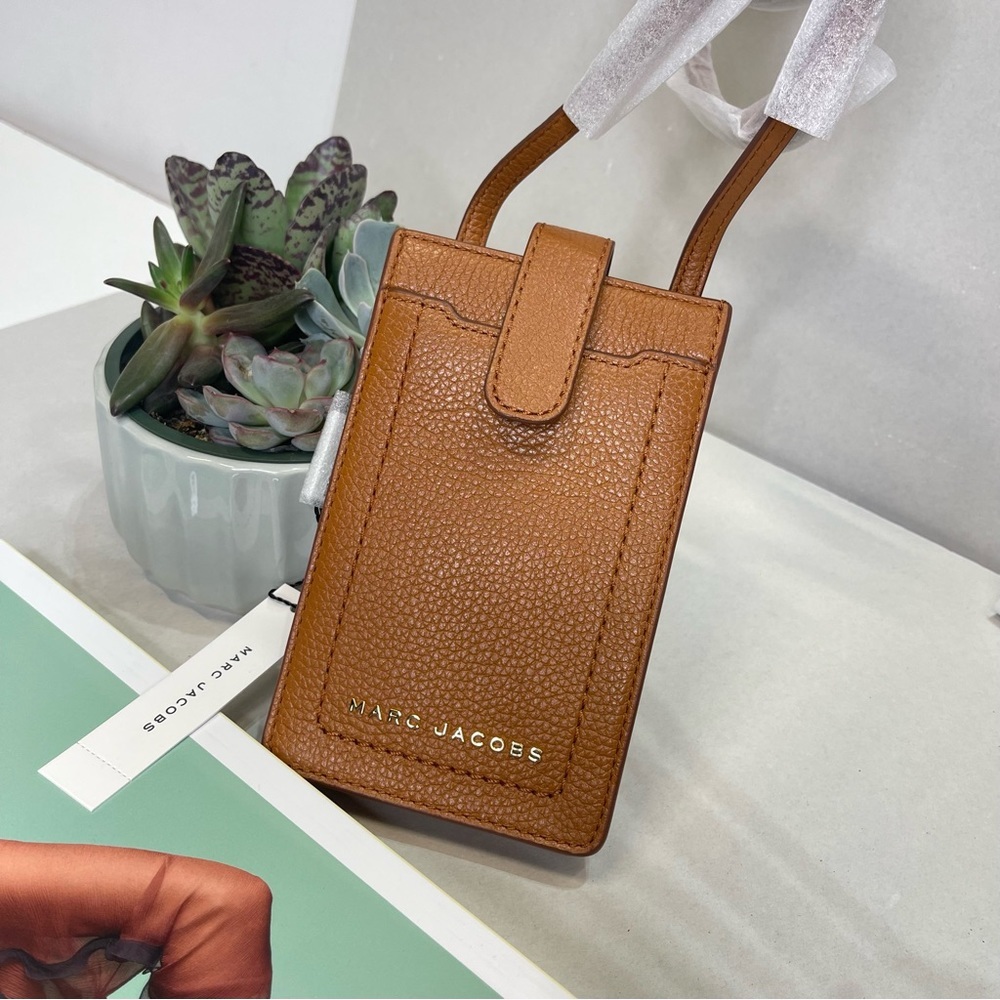 (new+tag in plastic) Marc Jacobs phone crossbody with card slots on back